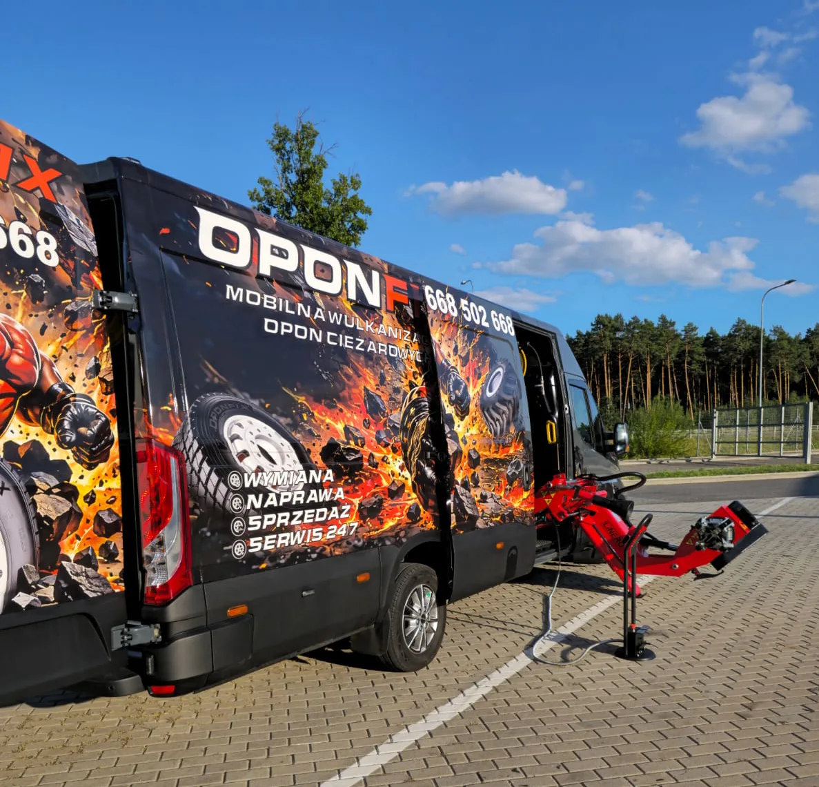 Бус OPONFIX з высунутым шынамантажным станкам, гатовы да замены шыны на трасе.