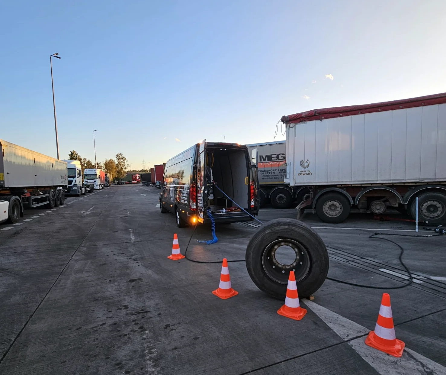 Bus OPONFIX na parkingu dla ciężarówek, opona przygotowana do wymiany.