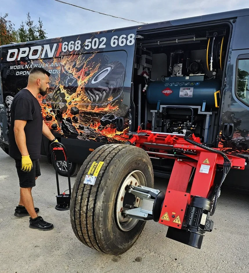 Mechanik sprawdza oponę autobusu